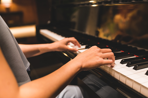 Papan tuts piano dengan not C tengah ditandai